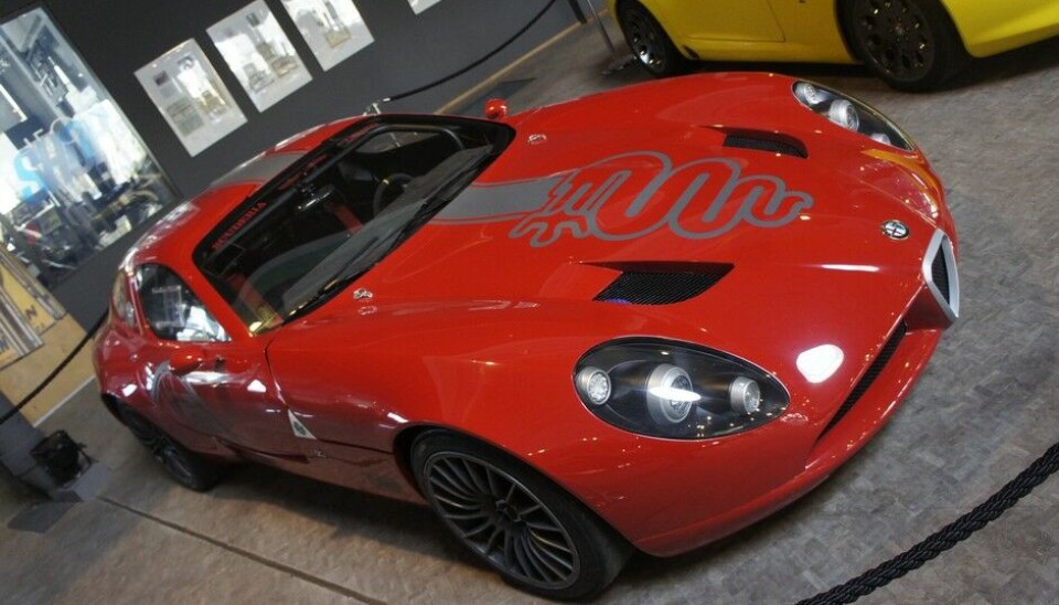 PantheonAllerede ved inngangen er det helt klart hva Pantheon dreier seg om denne gangen. Zagato. Den gule er TZ3 Stradale, nummer 3 av til sammen 9 som er bygd, fra 2013. Den røde er en TZ3 Corsa fra 2010. Begge på Alfa Romeo basis, selvfølgelig. (Foto: Jon Winding-Sørensen) PantheonAllerede ved inngangen er det helt klart hva Pantheon dreier seg om denne gangen. Zagato. Den gule er TZ3 Stradale, nummer 3 av til sammen 9 som er bygd, fra 2013. Den røde er en TZ3 Corsa fra 2010. Begge på Alfa Romeo basis, selvfølgelig. (Foto: Jon Winding-Sørensen)