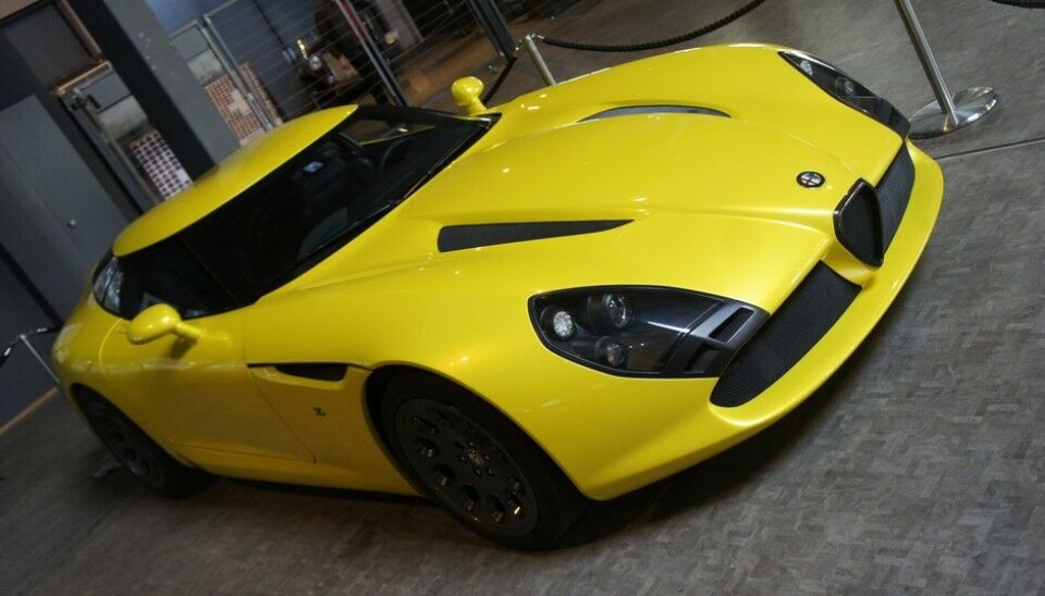 PantheonAllerede ved inngangen er det helt klart hva Pantheon dreier seg om denne gangen. Zagato. Den gule er TZ3 Stradale, nummer 3 av til sammen 9 som er bygd, fra 2013. Den røde er en TZ3 Corsa fra 2010. Begge på Alfa Romeo basis, selvfølgelig. (Foto: Jon Winding-Sørensen) PantheonAllerede ved inngangen er det helt klart hva Pantheon dreier seg om denne gangen. Zagato. Den gule er TZ3 Stradale, nummer 3 av til sammen 9 som er bygd, fra 2013. Den røde er en TZ3 Corsa fra 2010. Begge på Alfa Romeo basis, selvfølgelig. (Foto: Jon Winding-Sørensen)