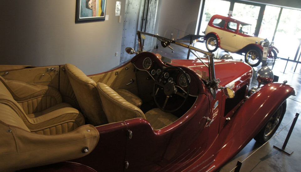 Museum Art & CarsMed denne Swallow SS1 fra 1933 begynte de å vise det som skulle særprege merket i mange år fremover. Enormt sportsbil-utseende, men kurant mekanikk under skallet. Det sier seg selv at bilene kunne ikke fortsatt hete SS etter krigen. Da dukket Jaguar-navnet opp. Foto: Jon Winding-Sørensen Museum Art & CarsMed denne Swallow SS1 fra 1933 begynte de å vise det som skulle særprege merket i mange år fremover. Enormt sportsbil-utseende, men kurant mekanikk under skallet. Det sier seg selv at bilene kunne ikke fortsatt hete SS etter krigen. Da dukket Jaguar-navnet opp. Foto: Jon Winding-Sørensen