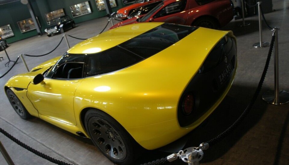 PantheonAllerede ved inngangen er det helt klart hva Pantheon dreier seg om denne gangen. Zagato. Den gule er TZ3 Stradale, nummer 3 av til sammen 9 som er bygd, fra 2013. Den røde er en TZ3 Corsa fra 2010. Begge på Alfa Romeo basis, selvfølgelig. (Foto: Jon Winding-Sørensen) PantheonAllerede ved inngangen er det helt klart hva Pantheon dreier seg om denne gangen. Zagato. Den gule er TZ3 Stradale, nummer 3 av til sammen 9 som er bygd, fra 2013. Den røde er en TZ3 Corsa fra 2010. Begge på Alfa Romeo basis, selvfølgelig. (Foto: Jon Winding-Sørensen)