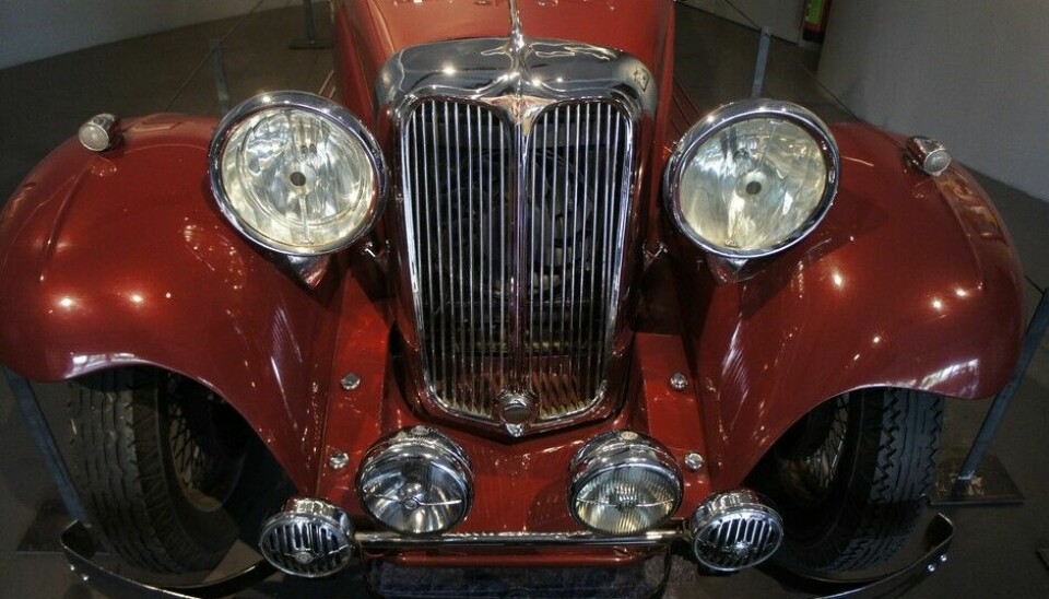 Museum Art & CarsMed denne Swallow SS1 fra 1933 begynte de å vise det som skulle særprege merket i mange år fremover.  Enormt sportsbil-utseende, men kurant mekanikk under skallet. Det sier seg selv at bilene kunne ikke fortsatt hete SS etter krigen. Da dukket Jaguar-navnet opp. Foto: Jon Winding-Sørensen