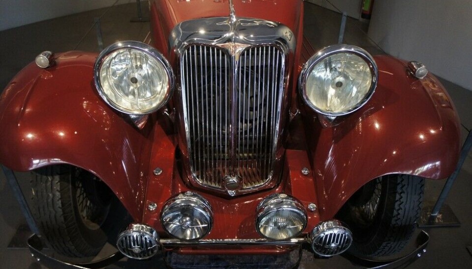 Museum Art & CarsMed denne Swallow SS1 fra 1933 begynte de å vise det som skulle særprege merket i mange år fremover. Enormt sportsbil-utseende, men kurant mekanikk under skallet. Det sier seg selv at bilene kunne ikke fortsatt hete SS etter krigen. Da dukket Jaguar-navnet opp. Foto: Jon Winding-Sørensen Museum Art & CarsMed denne Swallow SS1 fra 1933 begynte de å vise det som skulle særprege merket i mange år fremover. Enormt sportsbil-utseende, men kurant mekanikk under skallet. Det sier seg selv at bilene kunne ikke fortsatt hete SS etter krigen. Da dukket Jaguar-navnet opp. Foto: Jon Winding-Sørensen
