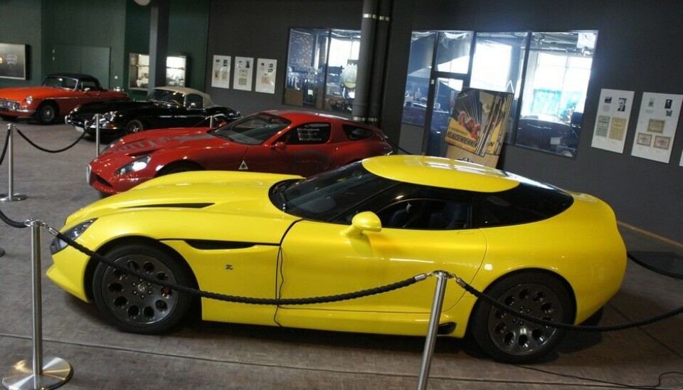 PantheonAllerede ved inngangen er det helt klart hva Pantheon dreier seg om denne gangen. Zagato. Den gule er TZ3 Stradale, nummer 3 av til sammen 9 som er bygd, fra 2013. Den røde er en TZ3 Corsa fra 2010. Begge på Alfa Romeo basis, selvfølgelig. (Foto: Jon Winding-Sørensen) PantheonAllerede ved inngangen er det helt klart hva Pantheon dreier seg om denne gangen. Zagato. Den gule er TZ3 Stradale, nummer 3 av til sammen 9 som er bygd, fra 2013. Den røde er en TZ3 Corsa fra 2010. Begge på Alfa Romeo basis, selvfølgelig. (Foto: Jon Winding-Sørensen)