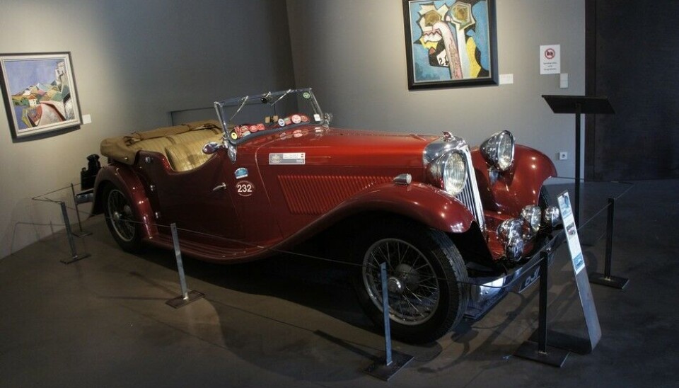 Museum Art & CarsMed denne Swallow SS1 fra 1933 begynte de å vise det som skulle særprege merket i mange år fremover. Enormt sportsbil-utseende, men kurant mekanikk under skallet. Det sier seg selv at bilene kunne ikke fortsatt hete SS etter krigen. Da dukket Jaguar-navnet opp. Foto: Jon Winding-Sørensen Museum Art & CarsMed denne Swallow SS1 fra 1933 begynte de å vise det som skulle særprege merket i mange år fremover. Enormt sportsbil-utseende, men kurant mekanikk under skallet. Det sier seg selv at bilene kunne ikke fortsatt hete SS etter krigen. Da dukket Jaguar-navnet opp. Foto: Jon Winding-Sørensen