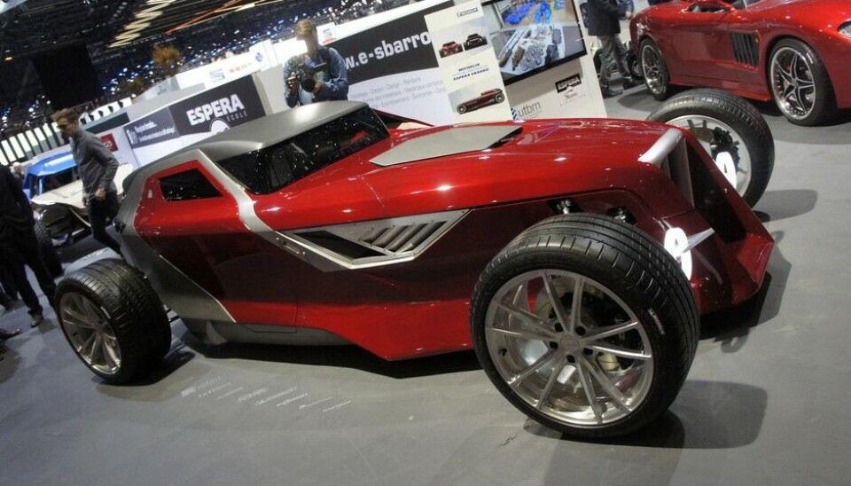 Sbarro i GenèveVirkelig en årgangs-Sbarro. Mojave heter den, etter ørkenen i California som heller ikke er helt ukjent med Speed-uker og custom-biler. V8 motor fra Jaguar, 5 trinns fra BMW, bakhjulsdrift, masse komposit og 1060 kg. Dessuten ser den glimrende ut. (Foto: Jon Winding-Sørensen) Sbarro i GenèveVirkelig en årgangs-Sbarro. Mojave heter den, etter ørkenen i California som heller ikke er helt ukjent med Speed-uker og custom-biler. V8 motor fra Jaguar, 5 trinns fra BMW, bakhjulsdrift, masse komposit og 1060 kg. Dessuten ser den glimrende ut. (Foto: Jon Winding-Sørensen)