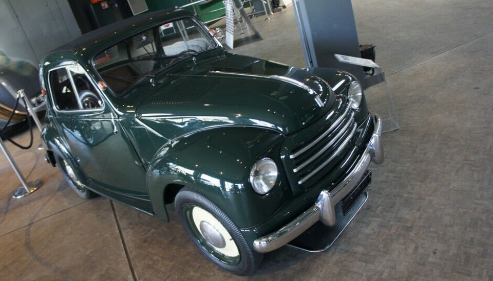 PantheonNoen av bilene tilhører kunder og venter på den første turen på vårparten. Andre står der og venter på en kjøper, som denne 1952 Fiat Topolinoen til CHF 18.500. (Foto: Jon Winding-Sørensen) PantheonNoen av bilene tilhører kunder og venter på den første turen på vårparten. Andre står der og venter på en kjøper, som denne 1952 Fiat Topolinoen til CHF 18.500. (Foto: Jon Winding-Sørensen)