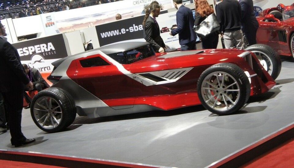 Sbarro i GenèveVirkelig en årgangs-Sbarro. Mojave heter den, etter ørkenen i California som heller ikke er helt ukjent med Speed-uker og custom-biler. V8 motor fra Jaguar, 5 trinns fra BMW, bakhjulsdrift, masse komposit og 1060 kg. Dessuten ser den glimrende ut. (Foto: Jon Winding-Sørensen) Sbarro i GenèveVirkelig en årgangs-Sbarro. Mojave heter den, etter ørkenen i California som heller ikke er helt ukjent med Speed-uker og custom-biler. V8 motor fra Jaguar, 5 trinns fra BMW, bakhjulsdrift, masse komposit og 1060 kg. Dessuten ser den glimrende ut. (Foto: Jon Winding-Sørensen)