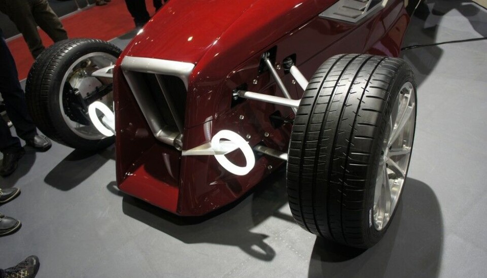 Sbarro i GenèveVirkelig en årgangs-Sbarro. Mojave heter den, etter ørkenen i California som heller ikke er helt ukjent med Speed-uker og custom-biler. V8 motor fra Jaguar, 5 trinns fra BMW, bakhjulsdrift, masse komposit og 1060 kg. Dessuten ser den glimrende ut. (Foto: Jon Winding-Sørensen) Sbarro i GenèveVirkelig en årgangs-Sbarro. Mojave heter den, etter ørkenen i California som heller ikke er helt ukjent med Speed-uker og custom-biler. V8 motor fra Jaguar, 5 trinns fra BMW, bakhjulsdrift, masse komposit og 1060 kg. Dessuten ser den glimrende ut. (Foto: Jon Winding-Sørensen)