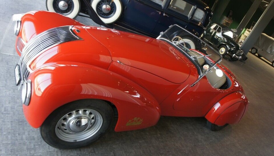 PantheonAllard er ekte og rått. Engelsk chassis, nesten ikke karosseri, og amerikanske V8-muskler. Dette er en K1 til 115.000 francs. (Foto: Jon Winding-Sørensen) PantheonAllard er ekte og rått. Engelsk chassis, nesten ikke karosseri, og amerikanske V8-muskler. Dette er en K1 til 115.000 francs. (Foto: Jon Winding-Sørensen)
