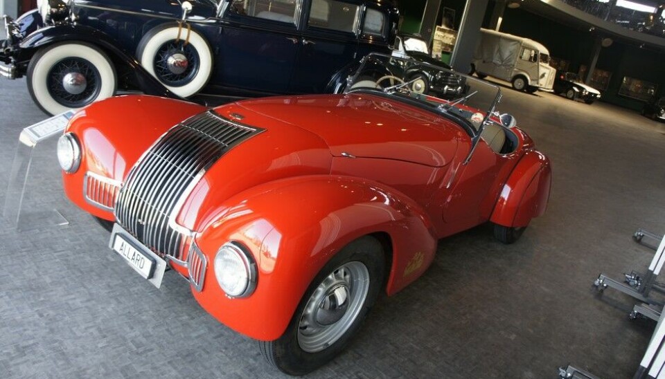 PantheonAllard er ekte og rått. Engelsk chassis, nesten ikke karosseri, og amerikanske V8-muskler. Dette er en K1 til 115.000 francs. (Foto: Jon Winding-Sørensen) PantheonAllard er ekte og rått. Engelsk chassis, nesten ikke karosseri, og amerikanske V8-muskler. Dette er en K1 til 115.000 francs. (Foto: Jon Winding-Sørensen)