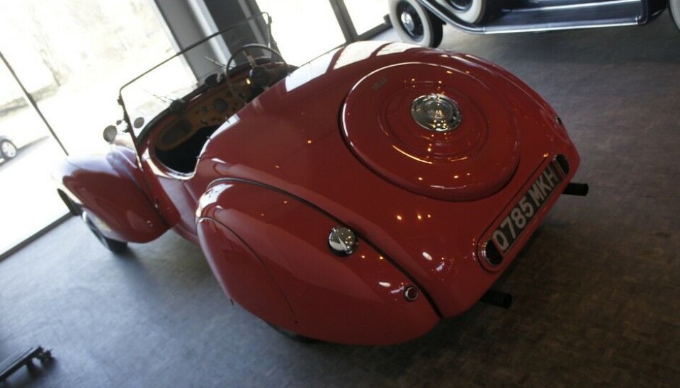 PantheonAllard er ekte og rått. Engelsk chassis, nesten ikke karosseri, og amerikanske V8-muskler. Dette er en K1 til 115.000 francs. (Foto: Jon Winding-Sørensen) PantheonAllard er ekte og rått. Engelsk chassis, nesten ikke karosseri, og amerikanske V8-muskler. Dette er en K1 til 115.000 francs. (Foto: Jon Winding-Sørensen)