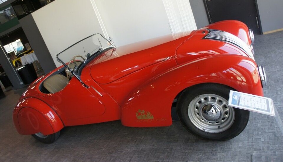 PantheonAllard er ekte og rått. Engelsk chassis, nesten ikke karosseri, og amerikanske V8-muskler. Dette er en K1 til 115.000 francs. (Foto: Jon Winding-Sørensen) PantheonAllard er ekte og rått. Engelsk chassis, nesten ikke karosseri, og amerikanske V8-muskler. Dette er en K1 til 115.000 francs. (Foto: Jon Winding-Sørensen)