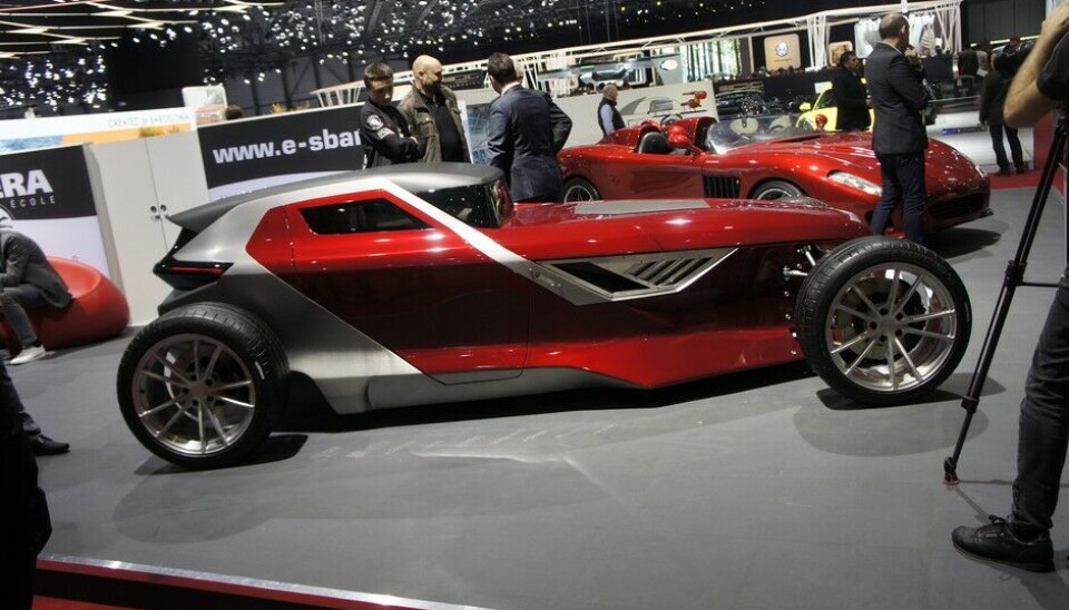 Sbarro i GenèveVirkelig en årgangs-Sbarro. Mojave heter den, etter ørkenen i California som heller ikke er helt ukjent med Speed-uker og custom-biler. V8 motor fra Jaguar, 5 trinns fra BMW, bakhjulsdrift, masse komposit og 1060 kg. Dessuten ser den glimrende ut. (Foto: Jon Winding-Sørensen) Sbarro i GenèveVirkelig en årgangs-Sbarro. Mojave heter den, etter ørkenen i California som heller ikke er helt ukjent med Speed-uker og custom-biler. V8 motor fra Jaguar, 5 trinns fra BMW, bakhjulsdrift, masse komposit og 1060 kg. Dessuten ser den glimrende ut. (Foto: Jon Winding-Sørensen)