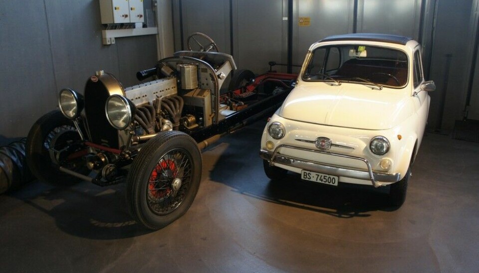 PantheonEn Fiat 500 parkert ved siden av chassiset til en Bugatti 44. De ser også ut som de venter på noe. (Foto: Jon Winding-Sørensen)