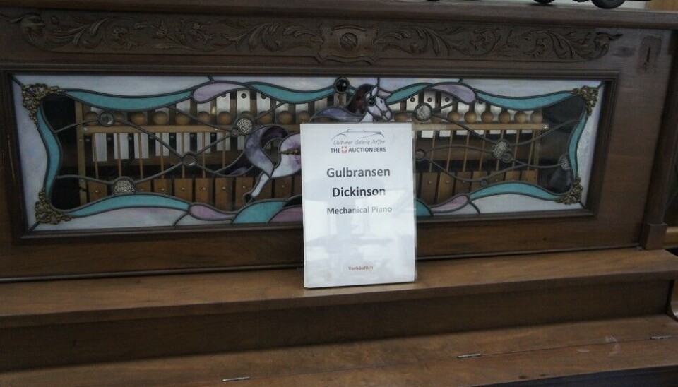 Galleri ToffenOg så, innenfor, noen lekebiler et multiinstrument-instrument og et kjempestort amerikansk og mekanisk Gulbransen-Dickinson piano. Denne Gulbransen var skikkelig utreist nordmann. Foto: Jon Winding-Sørensen Galleri ToffenOg så, innenfor, noen lekebiler et multiinstrument-instrument og et kjempestort amerikansk og mekanisk Gulbransen-Dickinson piano. Denne Gulbransen var skikkelig utreist nordmann. Foto: Jon Winding-Sørensen