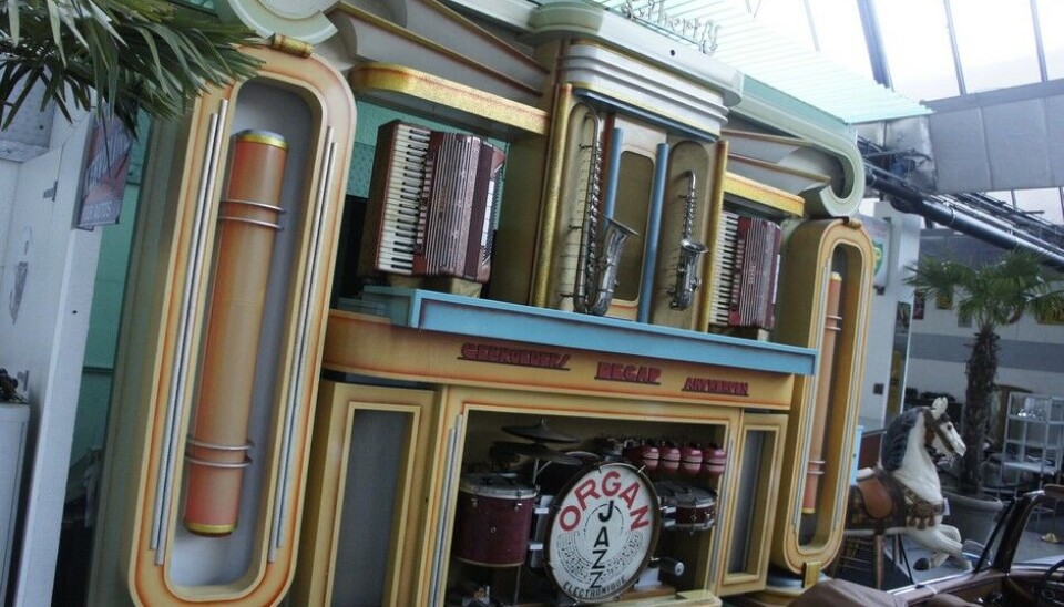 Galleri ToffenOg så, innenfor, noen lekebiler et multiinstrument-instrument og et kjempestort amerikansk og mekanisk Gulbransen-Dickinson piano. Denne Gulbransen var skikkelig utreist nordmann. Foto: Jon Winding-Sørensen Galleri ToffenOg så, innenfor, noen lekebiler et multiinstrument-instrument og et kjempestort amerikansk og mekanisk Gulbransen-Dickinson piano. Denne Gulbransen var skikkelig utreist nordmann. Foto: Jon Winding-Sørensen