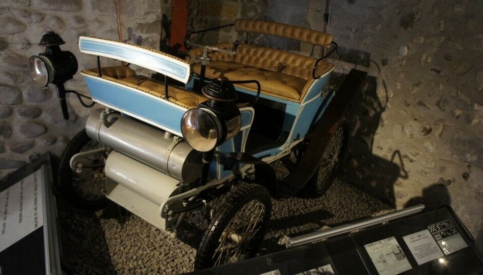 GrandsonDette er en sjelden juvel, en sveitsisk Egg, produsert i Zürich av ingeniør Rudolf Egg i 1898. Karosseritypen heter naturligvis Vis-a-vis. (Foto: Jon Winding-Sørensen) GrandsonDette er en sjelden juvel, en sveitsisk Egg, produsert i Zürich av ingeniør Rudolf Egg i 1898. Karosseritypen heter naturligvis Vis-a-vis. (Foto: Jon Winding-Sørensen)