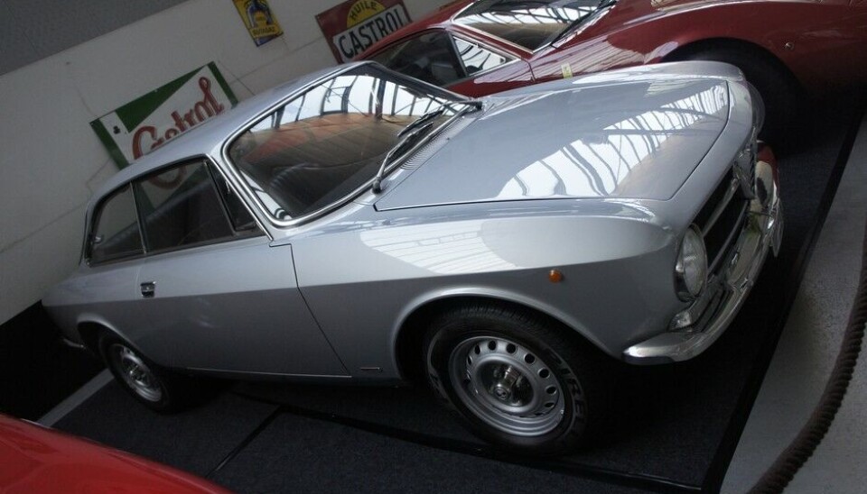 Galleri Toffen og rett ved siden av, en av verdens vakreste, Giugiaro-Bertone karosseri på Alfa Romeo 2600. Foto: Jon Winding-Sørensen Galleri Toffen og rett ved siden av, en av verdens vakreste, Giugiaro-Bertone karosseri på Alfa Romeo 2600. Foto: Jon Winding-Sørensen