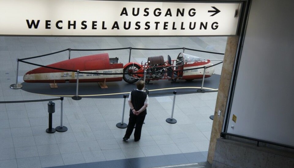 Zeppelin MuseumDet første som møtte oss ved inngangen var en av Bob Berrys strømlinje-JAPer. Han nådde 300 km/t i 1960, men det ble aldri noen verdensrekord. (Foto: Jon Winding-Sørensen) Zeppelin MuseumDet første som møtte oss ved inngangen var en av Bob Berrys strømlinje-JAPer. Han nådde 300 km/t i 1960, men det ble aldri noen verdensrekord. (Foto: Jon Winding-Sørensen)