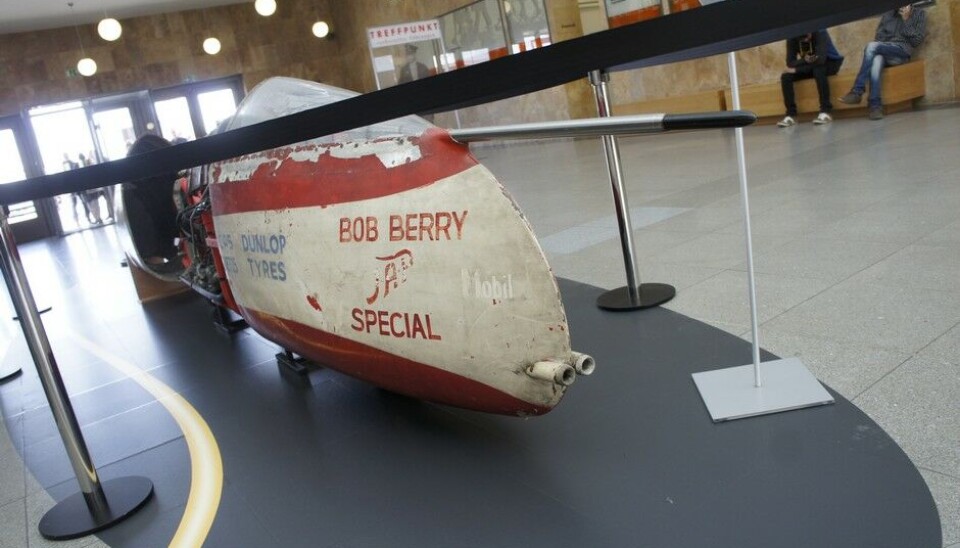 Zeppelin MuseumDet første som møtte oss ved inngangen var en av Bob Berrys strømlinje-JAPer. Han nådde 300 km/t i 1960, men det ble aldri noen verdensrekord. (Foto: Jon Winding-Sørensen) Zeppelin MuseumDet første som møtte oss ved inngangen var en av Bob Berrys strømlinje-JAPer. Han nådde 300 km/t i 1960, men det ble aldri noen verdensrekord. (Foto: Jon Winding-Sørensen)
