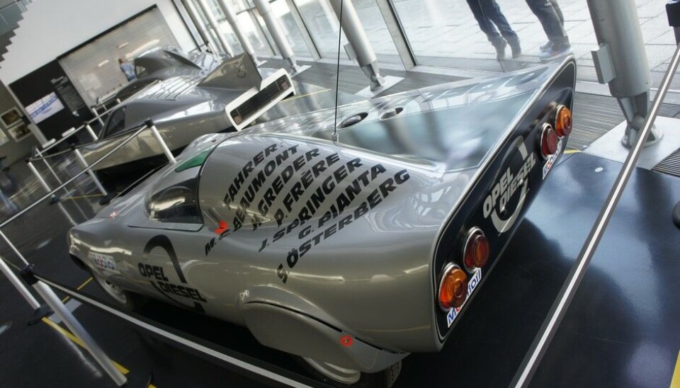 Zeppelin MuseumPå det store gulvet under luftskipgondolen sto tre strømlinjebiler. En Audi med Jaray-karosseri fra 1934, en Mercedes-Benz C 111-3 230 hesters turbodiesel fra 1977 (327 km/t) og Opels GT Diesel verdensrekordbil (95 dieselhester fra 2,1 liter- 197 km/t) (Foto: Jon Winding-Sørensen) Zeppelin MuseumPå det store gulvet under luftskipgondolen sto tre strømlinjebiler. En Audi med Jaray-karosseri fra 1934, en Mercedes-Benz C 111-3 230 hesters turbodiesel fra 1977 (327 km/t) og Opels GT Diesel verdensrekordbil (95 dieselhester fra 2,1 liter- 197 km/t) (Foto: Jon Winding-Sørensen)