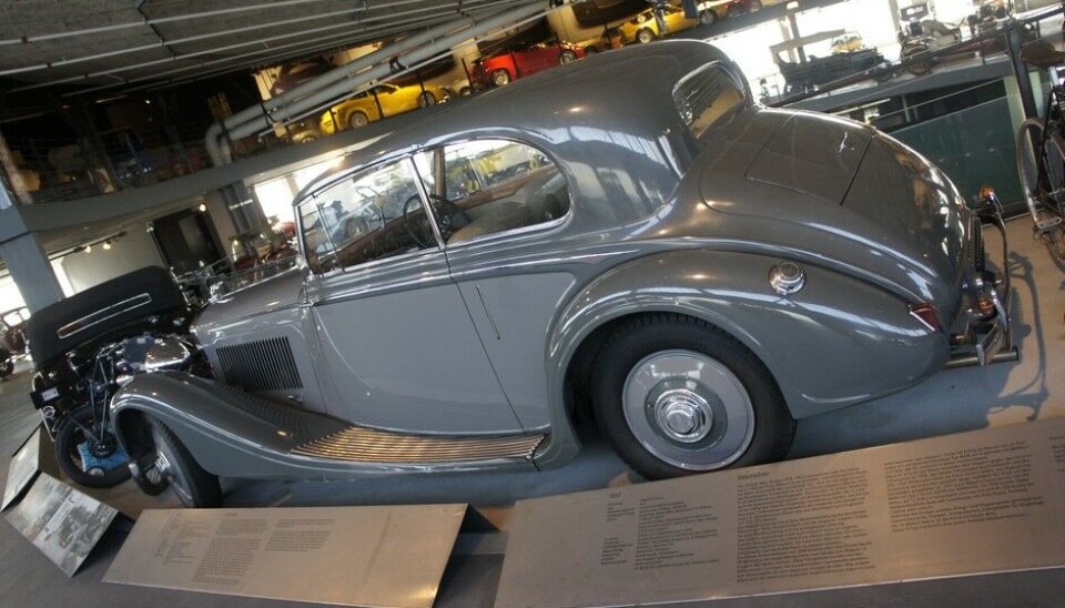 PantheonMen dette, derimot, er hel-engelsk. Britisk Bentley med Britisk H.J. Mulliner med plexiglass innslag på taket. (Foto: Jon Winding-Sørensen) PantheonMen dette, derimot, er hel-engelsk. Britisk Bentley med Britisk H.J. Mulliner med plexiglass innslag på taket. (Foto: Jon Winding-Sørensen)