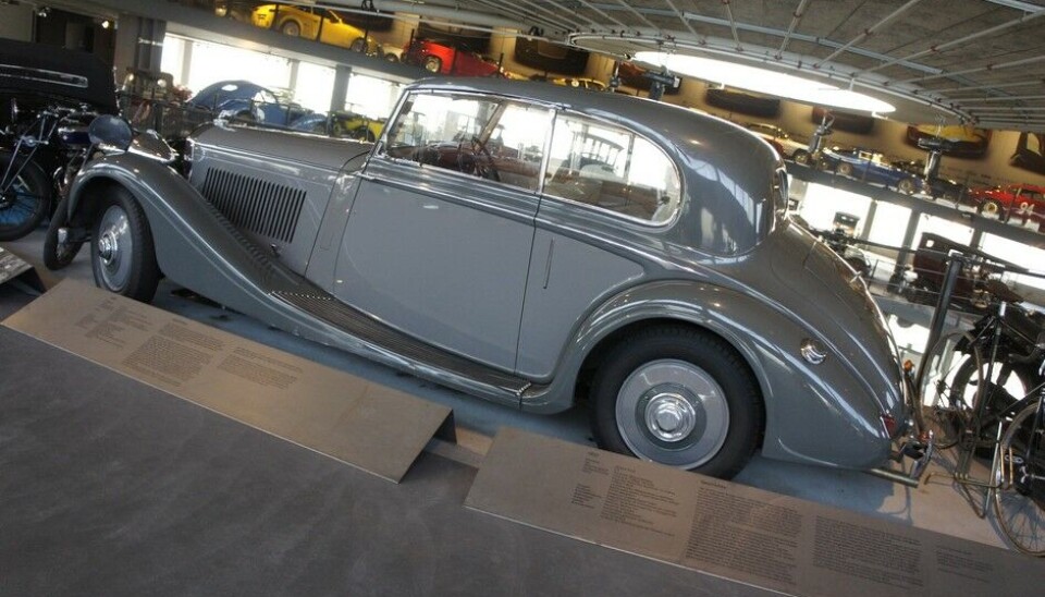 PantheonMen dette, derimot, er hel-engelsk. Britisk Bentley med Britisk H.J. Mulliner med plexiglass innslag på taket. (Foto: Jon Winding-Sørensen) PantheonMen dette, derimot, er hel-engelsk. Britisk Bentley med Britisk H.J. Mulliner med plexiglass innslag på taket. (Foto: Jon Winding-Sørensen)