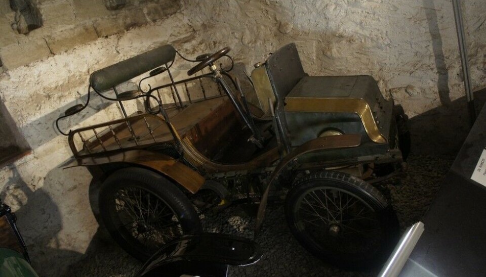 GrandsonOgså en sjeldenhet. De Riancy, 1899 med tosylindret boksermotor. Bare 11 av disse så dagens lys. (Foto: Jon Winding-Sørensen) GrandsonOgså en sjeldenhet. De Riancy, 1899 med tosylindret boksermotor. Bare 11 av disse så dagens lys. (Foto: Jon Winding-Sørensen)
