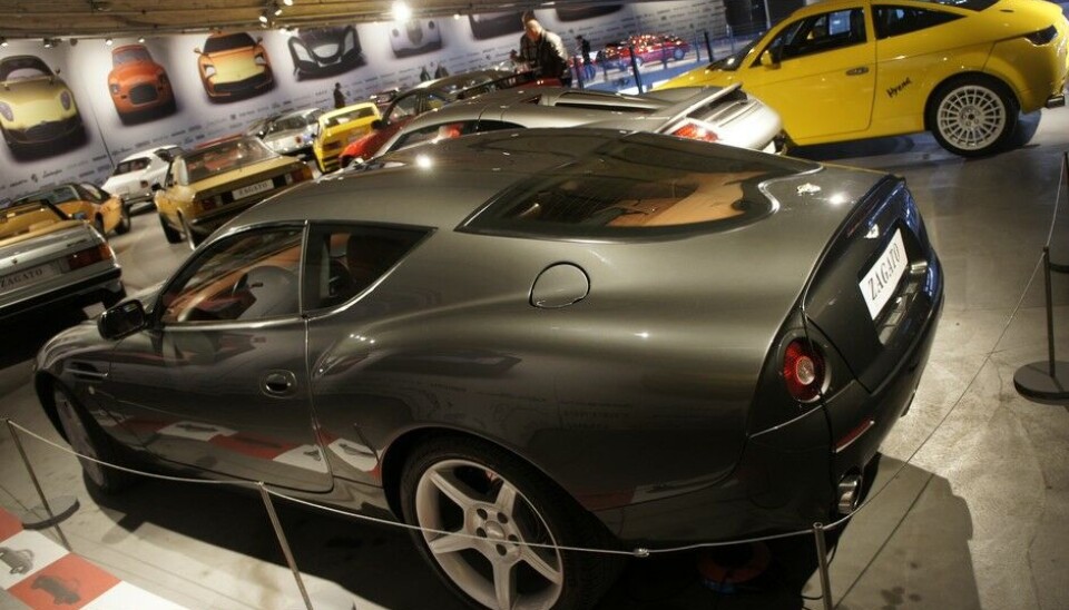 PantheonDa Aston Martin nærmet seg produksjonsslutt i 2003 etter en produksjon på mer enn 7.000 eksemplarer AM-rekord, bygget Zagato en serie på 99 Coupéer. Dette er en av dem. (Foto: Jon Winding-Sørensen) PantheonDa Aston Martin nærmet seg produksjonsslutt i 2003 etter en produksjon på mer enn 7.000 eksemplarer AM-rekord, bygget Zagato en serie på 99 Coupéer. Dette er en av dem. (Foto: Jon Winding-Sørensen)