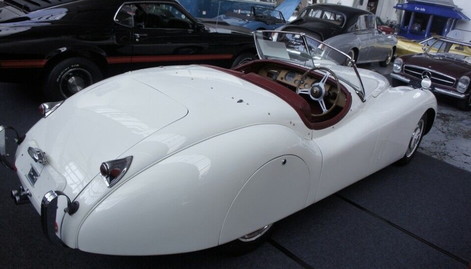 Galleri ToffenGanske feite linjer med'spatsene» over bakhjulene. Jaguar XK120. Foto: Jon Winding-Sørensen Galleri ToffenGanske feite linjer med'spatsene» over bakhjulene. Jaguar XK120. Foto: Jon Winding-Sørensen