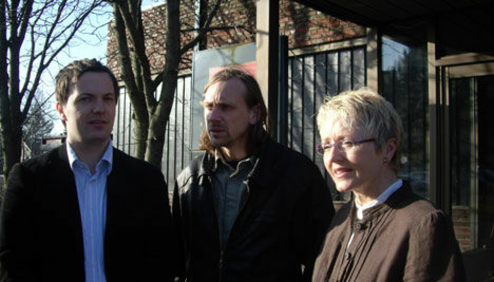 Første HY-registreringFra venstre: Daglig leder Einar Håndlykken og hydrogen-ekspert Bjørnar Kruse i Zero poserer med samferdselsminister Liv Signe Navarsete