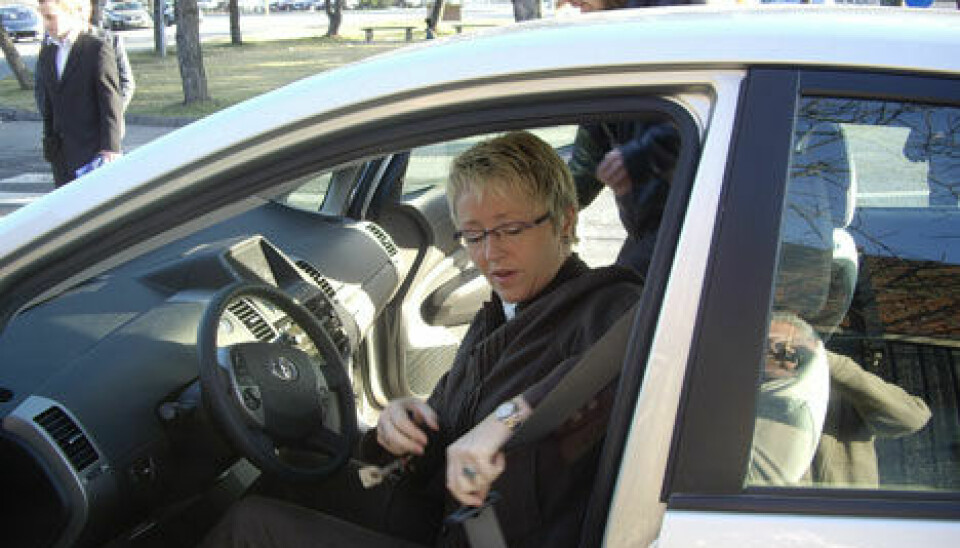 Første HY-registreringSamferdselsminister Liv Signe Navarsete på plass bak rattet.