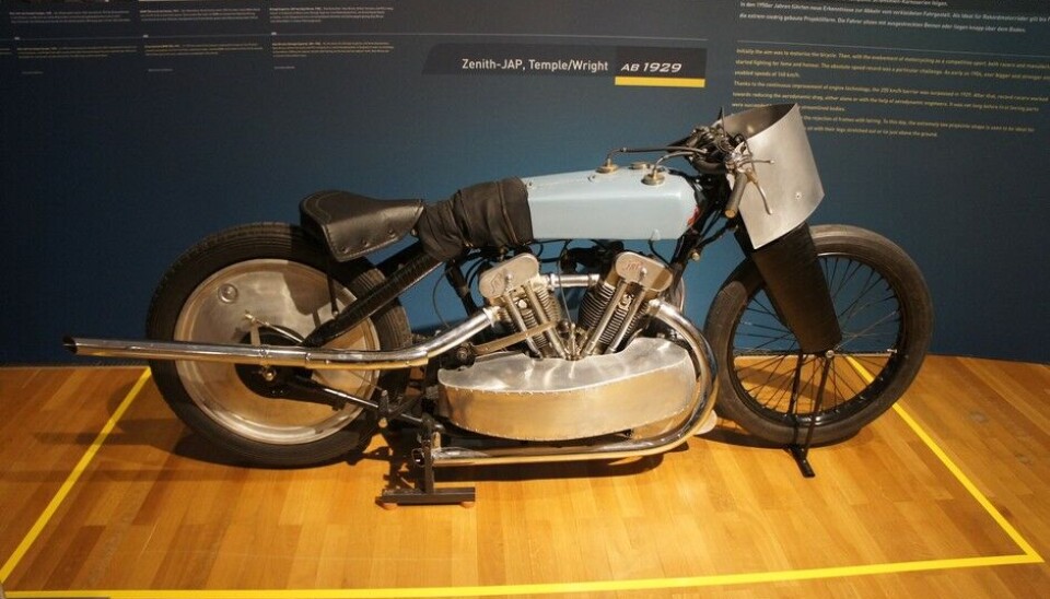 Zeppelin MuseumEn typisk Brooklands-sykkel, en Zenith med JAP-motor. 243 km/t i 1930. (Foto: Jon Winding-Sørensen) Zeppelin MuseumEn typisk Brooklands-sykkel, en Zenith med JAP-motor. 243 km/t i 1930. (Foto: Jon Winding-Sørensen)