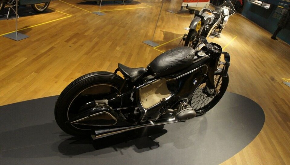 Zeppelin MuseumErnst Henne er et legendarisk navn når vi snakker to-hjuls BMW og rekorder. Dette er en 750 ccm med kompressor fra 1935. 256 km/t. (Foto: Jon Winding-Sørensen) Zeppelin MuseumErnst Henne er et legendarisk navn når vi snakker to-hjuls BMW og rekorder. Dette er en 750 ccm med kompressor fra 1935. 256 km/t. (Foto: Jon Winding-Sørensen)