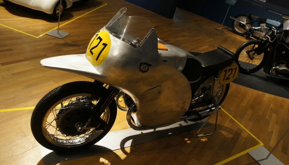 Zeppelin MuseumDette er en litt større NSU, 250 ccm. Rennmax også en Delphin. 250 ccm motoren ga 37 hk ved 11.200 omdreininger! 250 km/t. (Foto: Jon Winding-Sørensen) Zeppelin MuseumDette er en litt større NSU, 250 ccm. Rennmax også en Delphin. 250 ccm motoren ga 37 hk ved 11.200 omdreininger! 250 km/t. (Foto: Jon Winding-Sørensen)