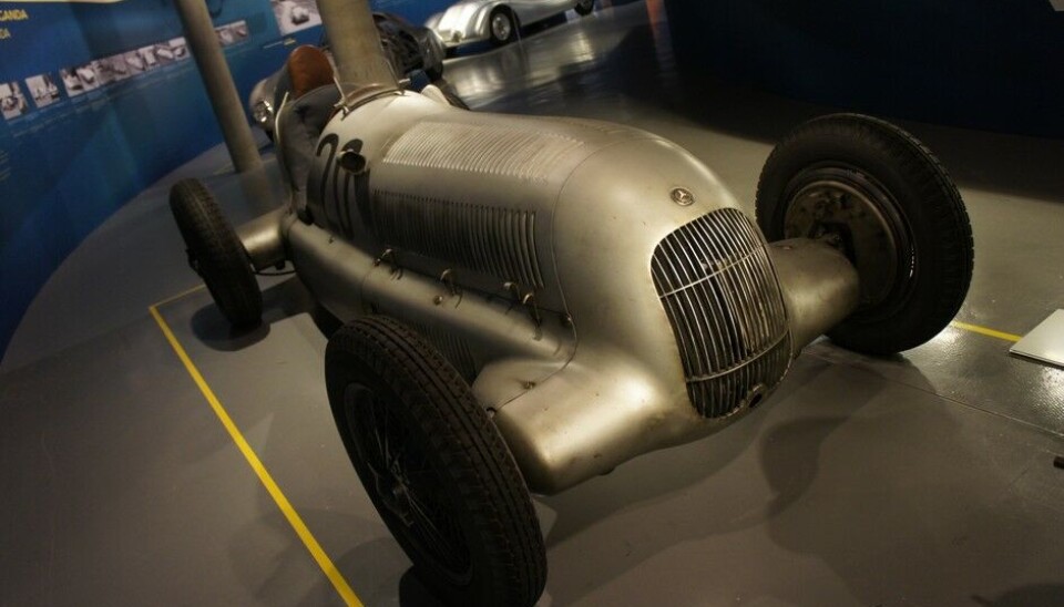 Zeppelin MuseumTo'Sølvpiler» var på plass. Mercedesen er en W25 fra 1934, bygget etter 750 kg formelen. Den vant på første forsøk, Nürburgring 1934. 3,4 liters kompressor-åtter, 280 hk og 300 km/t. (Foto: Jon Winding-Sørensen) Zeppelin MuseumTo'Sølvpiler» var på plass. Mercedesen er en W25 fra 1934, bygget etter 750 kg formelen. Den vant på første forsøk, Nürburgring 1934. 3,4 liters kompressor-åtter, 280 hk og 300 km/t. (Foto: Jon Winding-Sørensen)