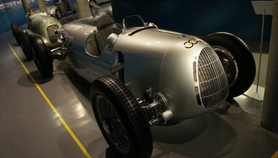 Zeppelin MuseumDette er Auto Unions mektige Type C, og den 6-liters V16-motoren kommer fra en slik. Porsche-konstruert fra 1936. (Foto: Jon Winding-Sørensen)