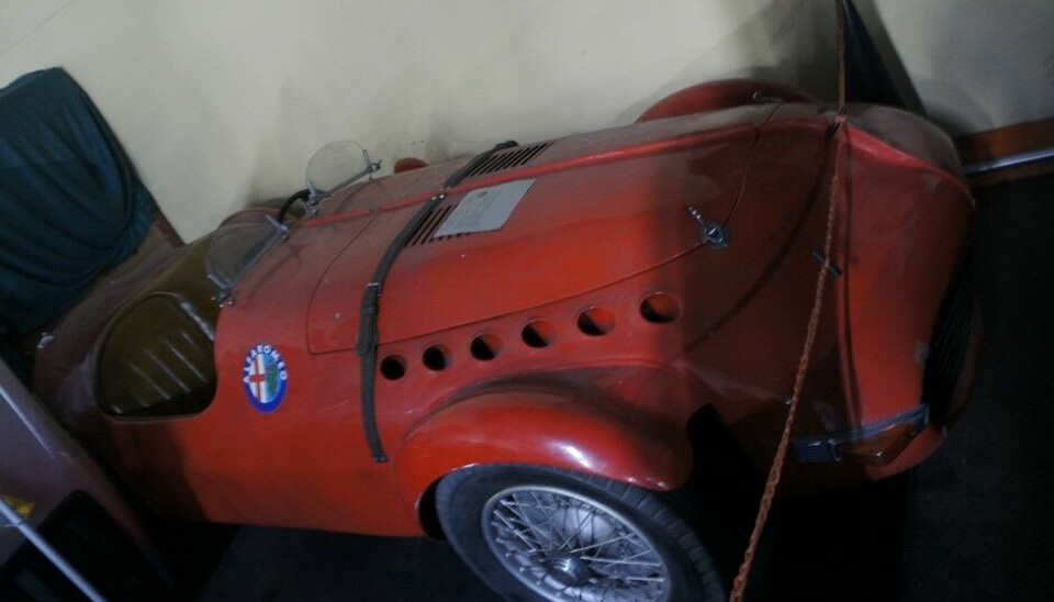 Galleri ToffenOg rett ved siden av Ferrarien sto et annet historisk objekt. En Alfa Romeo 6C 2300 fra 1938 bygget opp som en toseters Roadster på et eller annet senere tidspunkt. Foto: Jon Winding-Sørensen