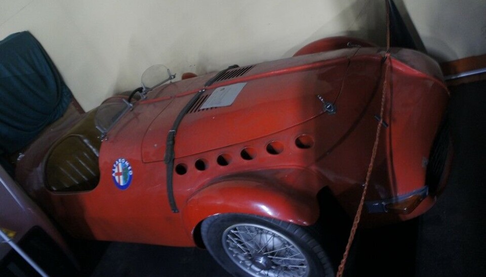 Galleri ToffenOg rett ved siden av Ferrarien sto et annet historisk objekt. En Alfa Romeo 6C 2300 fra 1938 bygget opp som en toseters Roadster på et eller annet senere tidspunkt. Foto: Jon Winding-Sørensen Galleri ToffenOg rett ved siden av Ferrarien sto et annet historisk objekt. En Alfa Romeo 6C 2300 fra 1938 bygget opp som en toseters Roadster på et eller annet senere tidspunkt. Foto: Jon Winding-Sørensen