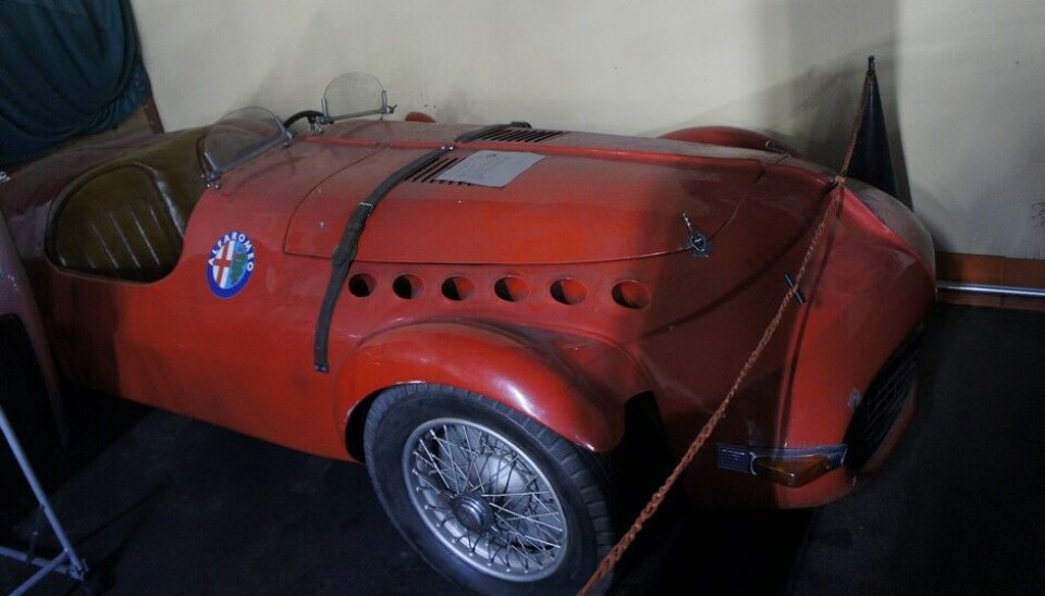 Galleri ToffenOg rett ved siden av Ferrarien sto et annet historisk objekt. En Alfa Romeo 6C 2300 fra 1938 bygget opp som en toseters Roadster på et eller annet senere tidspunkt. Foto: Jon Winding-Sørensen Galleri ToffenOg rett ved siden av Ferrarien sto et annet historisk objekt. En Alfa Romeo 6C 2300 fra 1938 bygget opp som en toseters Roadster på et eller annet senere tidspunkt. Foto: Jon Winding-Sørensen