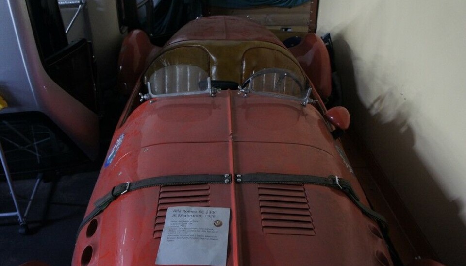 Galleri ToffenOg rett ved siden av Ferrarien sto et annet historisk objekt. En Alfa Romeo 6C 2300 fra 1938 bygget opp som en toseters Roadster på et eller annet senere tidspunkt. Foto: Jon Winding-Sørensen Galleri ToffenOg rett ved siden av Ferrarien sto et annet historisk objekt. En Alfa Romeo 6C 2300 fra 1938 bygget opp som en toseters Roadster på et eller annet senere tidspunkt. Foto: Jon Winding-Sørensen