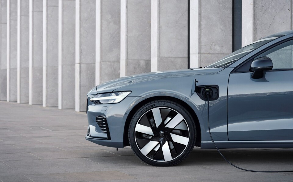 S60 Recharge T8, Thunder Grey