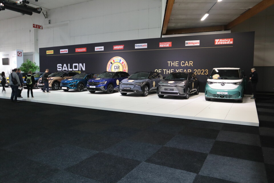 Finalistene til kåringen av Årets Bil i Europa står linet opp fra morgenen av på pressedagen i Hall 9.