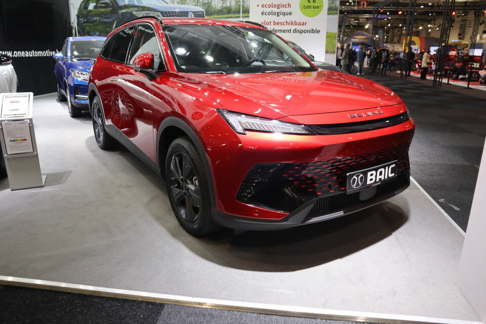 Europapremiere på kinesiske BAIC X55 og, nei - denne er ikke elektrisk, men går på bensin. Designer: En ikke ukjent Walter de Silva, ex VW og før det Alfa Romeo.