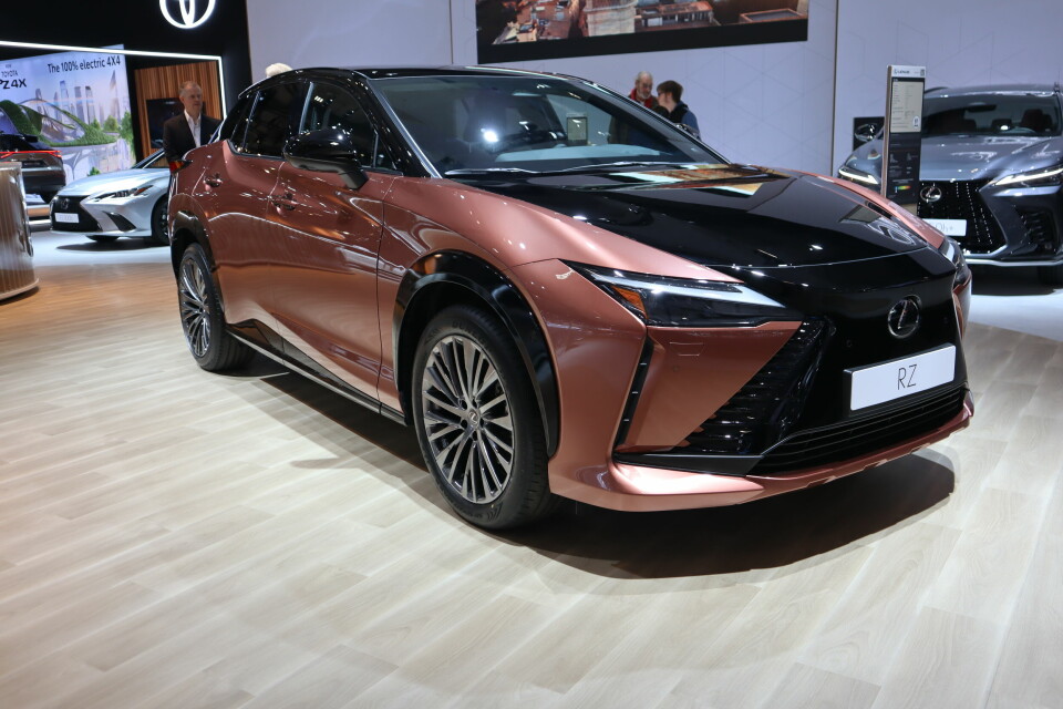 Endelig viser Lexus sin elbil, RZ - basert på samme teknologiske plattform som Toyota bZ4X og dermed også Subaru Solterra.