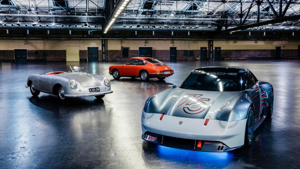 75 years of Porsche sports cars: Porsche 356 'No. 1' Roadster (1948) (t.v.), Porsche 911 (901 No. 57) (1963) (i bakgrunnen) med Porsche Vision 357 (2023) (front)