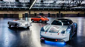75 years of Porsche sports cars: Porsche 356 "No. 1" Roadster (1948) (t.v.), Porsche 911 (901 No. 57) (1963) (i bakgrunnen) med Porsche Vision 357 (2023) (front)
