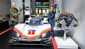Porsche-ambassadør Aksel Lund Svindal og Porsche-fører Timo Bernhard med Porsche 919 Hybrid Evo, 2023