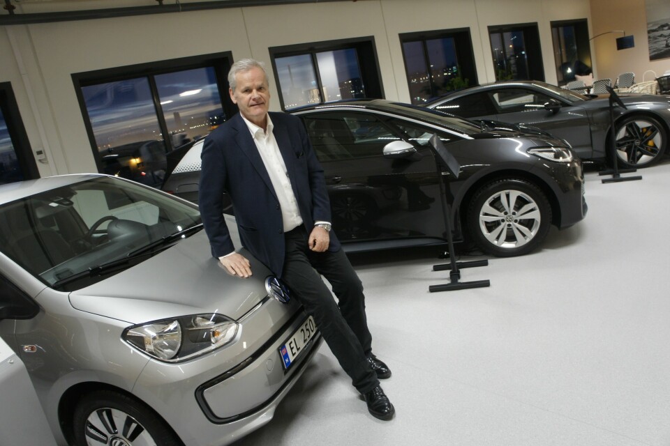 Morten Møller ved to av de bilene han har eid: Norges første e-up og hans tidlige ID 3 bak.