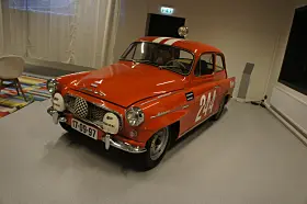 Heldigvis åpnes det for å vise andre biler. De må være relevante, men ikke ha direkte tilknytning til virksomheten. Men jeg ser for meg både en gammel Gudim-Porsche og en førkrigs diesel-Hanomag personbil.